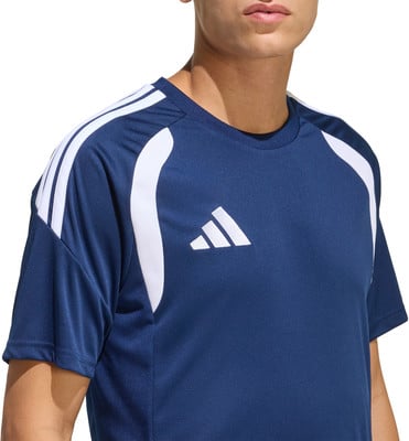 Dunkelblaues Herren-T-Shirt von Adidas mit weißen Streifen auf den Schultern und Logo. Dunkelblaues Herren-T-Shirt von Adidas mit weißen Streifen auf den Schultern und Logo.