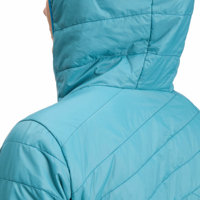 Detail der Kapuze und Schultern einer gesteppten Daunenjacke in Türkis. Detail der Kapuze und Schultern einer gesteppten Daunenjacke in Türkis.