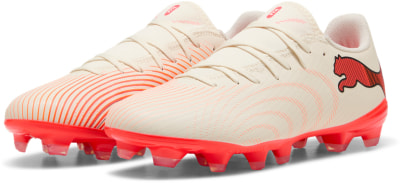 Herren-Fußballschuhe von Puma mit orangefarbenem Streifenmuster und Logo. Herren-Fußballschuhe von Puma mit orangefarbenem Streifenmuster und Logo.