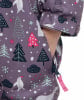 Kinderjacke mit Aufdruck von Winterbäumen, Pinguinen und Schneeflocken.