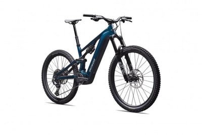 Ein blaues Mountainbike mit Federung und breiten Reifen.