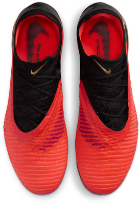 Rote Nike Fußballschuhe mit schwarzen Schnürsenkeln und goldenem Logo.
