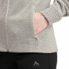 Detail einer Damen-Fleecejacke mit Reißverschlusstasche und Fischgrätenmuster.