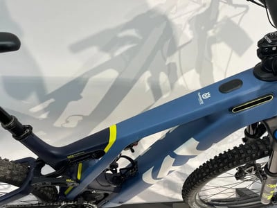 Ein blaues E-Bike mit gelben Akzenten und Husqvarna-Logo. Ein blaues E-Bike mit gelben Akzenten und Husqvarna-Logo.