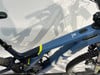 Ein blaues E-Bike mit gelben Akzenten und Husqvarna-Logo.