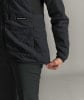 Schwarze Steppjacke mit ORTOVOX-Logo auf der Brust, Ärmeldetail.