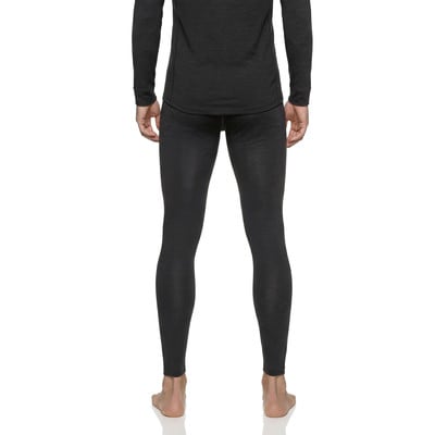 Mann in dunkler Thermohose und langärmeligem Shirt. Mann in dunkler Thermohose und langärmeligem Shirt.