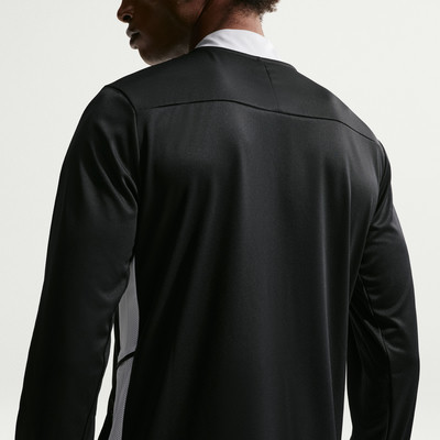 Mann in einem schwarzen Langarmshirt mit Netzpaneelen an den Seiten. Mann in einem schwarzen Langarmshirt mit Netzpaneelen an den Seiten.