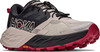 Herren-Trailrunning-Schuh Hoka Speedgoat 7 GTX in Beige und Schwarz mit roter Sohle.