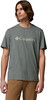 Ein Mann in einem grauen T-Shirt mit Columbia-Logo und brauner Hose.