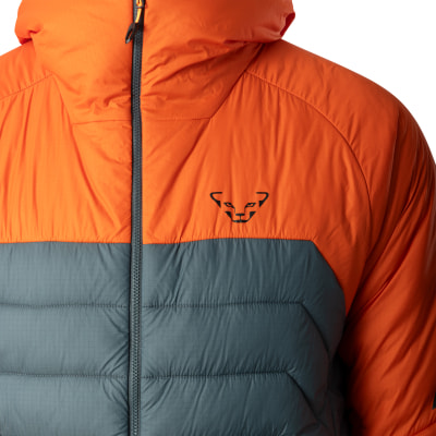 Orange Jacke mit grauem Unterteil und Katzenlogo. Orange Jacke mit grauem Unterteil und Katzenlogo.