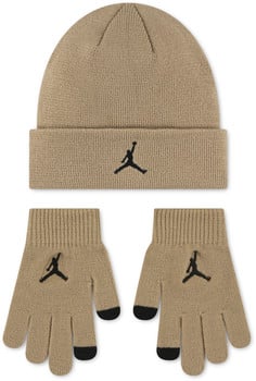 Braune Mütze und Handschuhe mit Jordan Jumpman Logo.