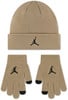 Braune Mütze und Handschuhe mit Jordan Jumpman Logo.