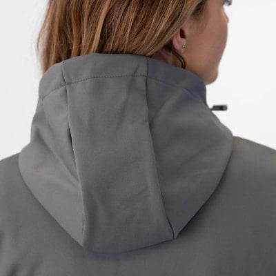 Rückansicht einer Frau in einer grauen Kapuzenjacke, Nackendetail. Rückansicht einer Frau in einer grauen Kapuzenjacke, Nackendetail.