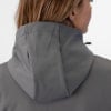 Rückansicht einer Frau in einer grauen Kapuzenjacke, Nackendetail.