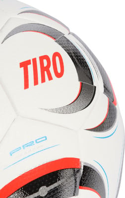Fußball mit der Aufschrift TIRO PRO und rot-schwarzem Design. Fußball mit der Aufschrift TIRO PRO und rot-schwarzem Design.