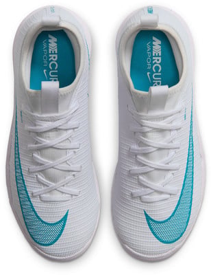 Bílé fotbalové kopačky Nike s tyrkysovým logem a nápisem Vapor.