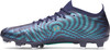 Fußballschuhe mit blau-grünem Muster und goldenem Under Armour Logo.