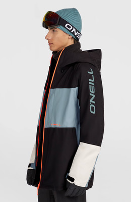 Mann in einer O'Neill Skijacke mit blauem Hut und Skibrille. Mann in einer O'Neill Skijacke mit blauem Hut und Skibrille.