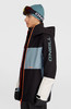 Mann in einer O'Neill Skijacke mit blauem Hut und Skibrille.