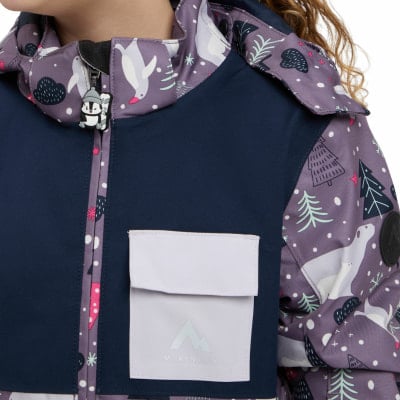 Kinder-Winterjacke mit Pinguin-, Eisbär- und Weihnachtsbaum-Motiv. Kinder-Winterjacke mit Pinguin-, Eisbär- und Weihnachtsbaum-Motiv.