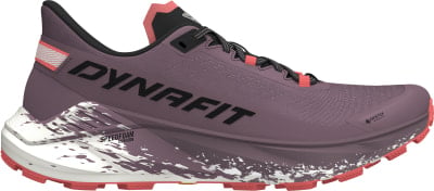 Lila Dynafit Laufschuh mit schwarzem Logo und weißen Spritzern. Lila Dynafit Laufschuh mit schwarzem Logo und weißen Spritzern.