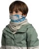 Ein Kind in einer grünen Jacke und einem gemusterten Schlauchschal mit weiß-blauem Muster.
