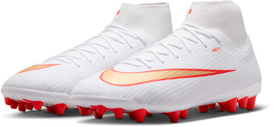 Weiße Fußballschuhe mit roten und goldenen Details und hohem Kragen. Weiße Fußballschuhe mit roten und goldenen Details und hohem Kragen.