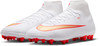Weiße Fußballschuhe mit roten und goldenen Details und hohem Kragen.