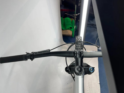 Detail des Mountainbike-Lenkers mit Bremshebel und Griffen. Detail des Mountainbike-Lenkers mit Bremshebel und Griffen.