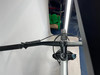 Detail des Mountainbike-Lenkers mit Bremshebel und Griffen.