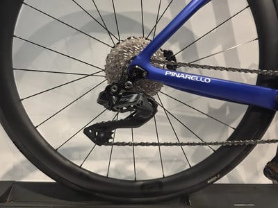 Schaltwerk eines Pinarello-Fahrrads mit Kassette und Kette. Schaltwerk eines Pinarello-Fahrrads mit Kassette und Kette.