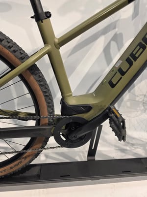 Detail eines Cube E-Bikes mit Fokus auf Rahmen und Antrieb.