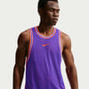 Ein Mann in einem lila Nike-Trikot mit orange-weißen Streifen am Saum.