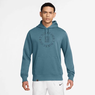 Herren-Kapuzenpullover in Blau mit Nike Court-Aufdruck. Herren-Kapuzenpullover in Blau mit Nike Court-Aufdruck.