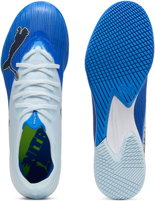 Puma Ultra Fußballschuhe in blauem Design mit weißen Schnürsenkeln. Puma Ultra Fußballschuhe in blauem Design mit weißen Schnürsenkeln.