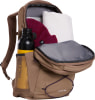 Brauner Rucksack mit einer Flaschentasche, einer Mütze und weißer Kleidung darin.