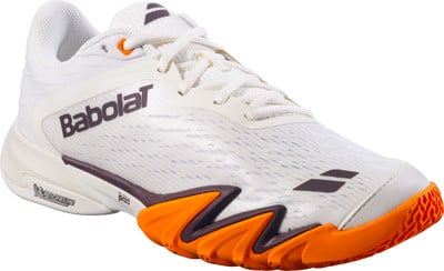 Weißer Babolat Tennisschuh mit orangefarbenen und dunkelvioletten Akzenten. Weißer Babolat Tennisschuh mit orangefarbenen und dunkelvioletten Akzenten.