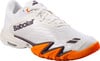 Weißer Babolat Tennisschuh mit orangefarbenen und dunkelvioletten Akzenten.
