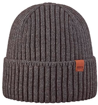 Graue Rippstrickmütze mit braunem Lederetikett mit ARECO-Logo.