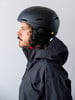 Mann in schwarzem Skihelm und Jacke, Seitenansicht