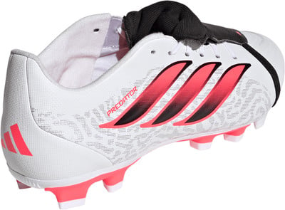 Weiße Adidas Predator Fußballschuhe mit rosa Streifen und schwarzer Schnürung.