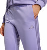 Lila Trainingshose mit Adidas-Logo und drei Streifen an der Seite.