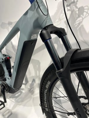 Detail eines Mountain-E-Bikes mit Federgabel und Schwalbe-Reifen.