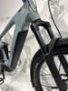 Detail eines Mountain-E-Bikes mit Federgabel und Schwalbe-Reifen.