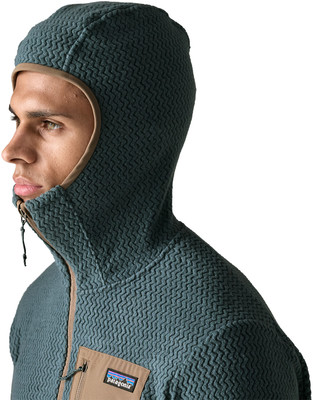 Mann in dunkelgrünem Fleece-Hoodie mit brauner Tasche. Mann in dunkelgrünem Fleece-Hoodie mit brauner Tasche.