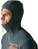 Mann in dunkelgrünem Fleece-Hoodie mit brauner Tasche.