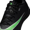 Schwarzer Nike Fußballschuh mit markantem grünen Logo und Streifen.