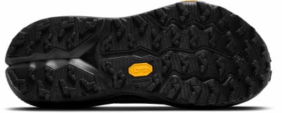 Schwarze Schuhsohle mit markantem Profil und gelbem Vibram-Logo. Schwarze Schuhsohle mit markantem Profil und gelbem Vibram-Logo.