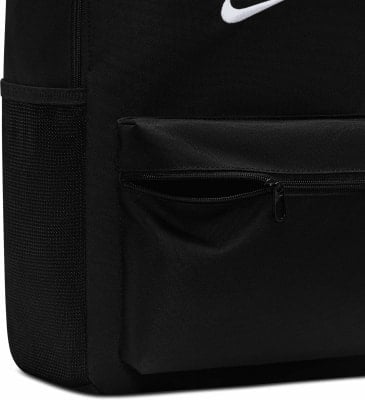 Schwarzer Rucksack mit weißem Nike-Logo und seitlicher Netztasche.